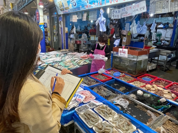 수산물 원산지 점검하는 장면