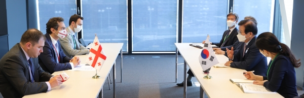 박병석 국회의장이 8일 카하베르 쿠차바 조지아 의장과 회담을 하고 있다.