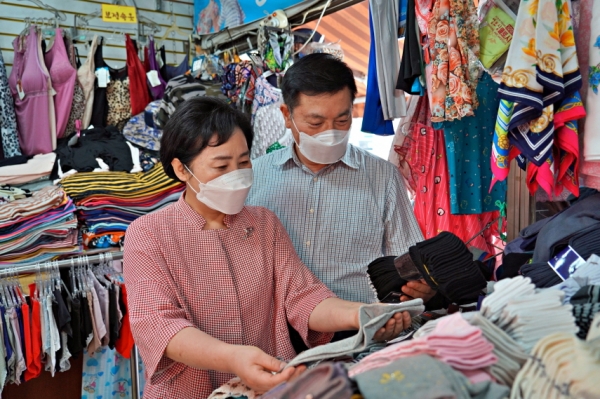 전시사회서비스원은 임직원들의 자율 기부를 통해 마련된 기금으로 온누리상품권을 구매, 이를 전통시장에서 물품을 구매하는데 사용