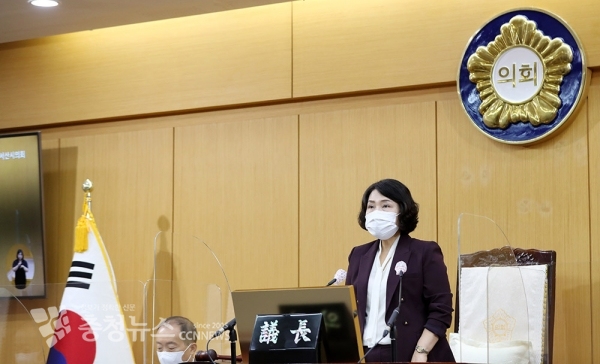 서산시의회 이연희 의장은 10일 제265회 임시회 제2차 본회의를 주재했다.