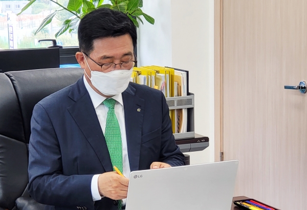 농수산식품 수출확대 온라인 간담회에 참여 중인 김춘진 사장