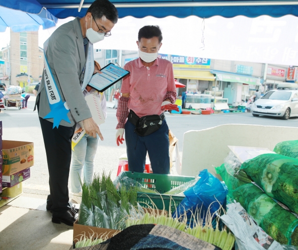 지난 9일 지도·점검반이 관내 한 음식점에서 원산지 표시 여부를 확인하는 모습.