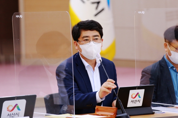 맹정호 서산시장이 13일 시청 대회의실에서 열린 확대간부회의에서 당부사항을 전달하는 모습