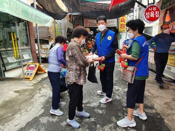 바르게살기운동 대전서구협의회는 도마큰시장에서 20여 명의 회원이 참여한 가운데 추석맞이 전통시장 살리기 캠페인 전개