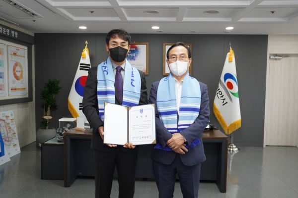 김태영 감독 2년 연장 계약식 모습