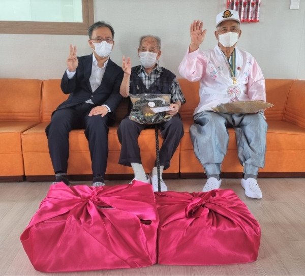 관내 100세 이상 6‧25참전유공자(8분)에게 “행복한 추석패키지” 전달