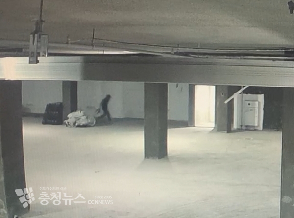 경비원에게 발각되어 도주하는 A씨