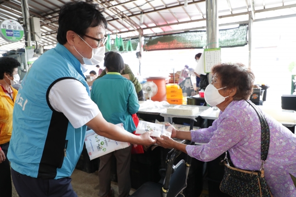14일 나주 목사골 시장에서 에코백과 할인쿠폰을 배포하는 전통시장 ESG장바구니 캠페인을 벌였다.