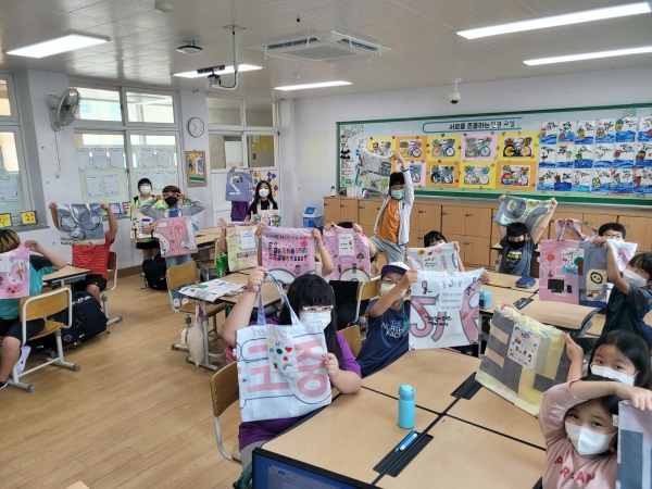 폐현수막을 활용해 제작한 에코백으로 자원순환의 중요성에 대한 체험 환경 수업을 진행하고 있다