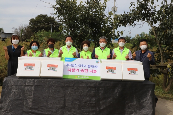 길정섭 충남세종농협 본부장(오른쪽 세 번째), 윤용주 농협홍성군지부장(오른쪽 두 번째), 장순찬 홍북농협 조합장(오른쪽 다섯 번째), 김경자 농가주부모임 홍성군연합회장(가운데)은 민족 최대 명절인 추석을 맞아 소외된 이웃위한 추석맞이 사랑의 송편 나눔 행사를 가졌다.