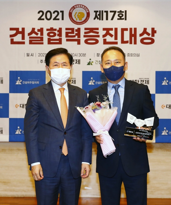 계룡건설 김기풍 상무(우측)가 e대한경제 김형철 사장(좌측)으로부터 상패를 전달 받았다.
