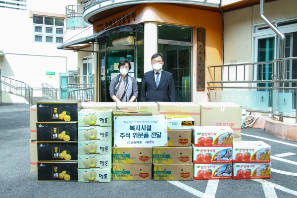 성애노인요양원 추석맞이 복지시설 위문품 전달(왼쪽: 성애노인요양원 김선희 원장, 오른쪽: 금성백조주택 김영환 부사장)