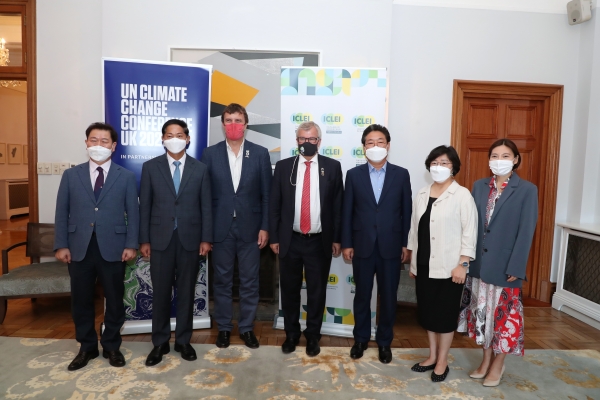 왼쪽부터  박승원 광명시장, 이재준 고양시장, 나이젤 토핑 유엔기후변화대응 고위급 대변인, 사이번 스미스 주한영국대사, 김홍장 당진시장, 박연희 이클레이 한국사무소장,  서은영 이클레이 기후에너지 담당관