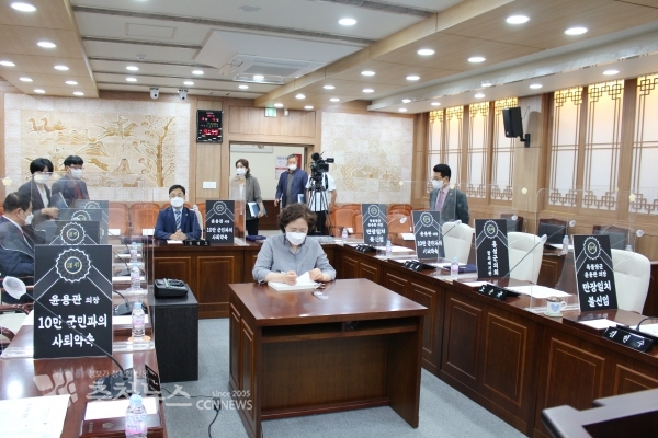 홍성군의회 의원들이 15일 윤용관 의장이 진행하는 회의를 거부했다.