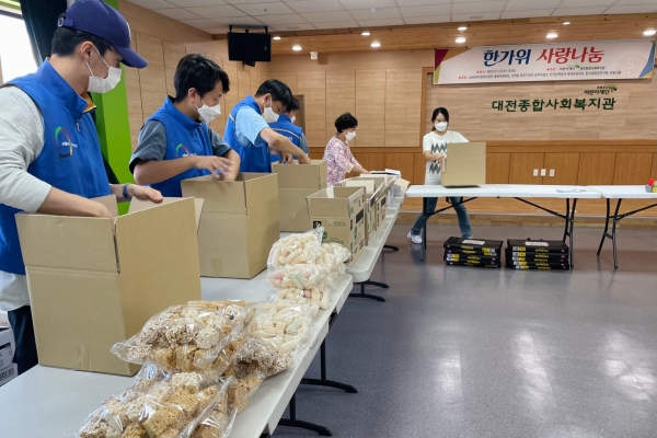 한가위 사랑나눔행사, 후원처 임직원들이 선물키트를 제작중이다.