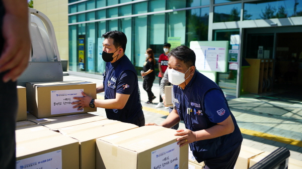차에 선물을 싣는 현대제철지회 봉사단
