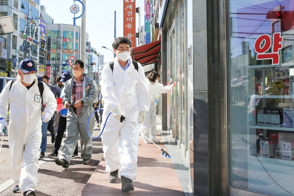 맹정호 서산시장이 15일 서산시 재난재해안심봉사단원들과 서산공용버스터미널 인근을 방역하는 모습