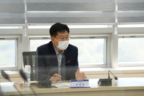 전만권 천안부시장은 15일  천안시·세종시·아산시·평택시·안성시의 감염병 등 관련 공무원들이 참석한 가운데 감염병 등 공동대응 협력체계 구축을 위한 간담회를 진행하고 있다.