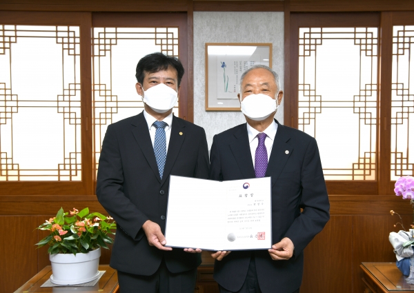 백석대 한정수 산학협력단장이 LINC+유공자로 교육부장관 표창 수상.(왼쪽부터 백석대 한정수 산학협력단장, 장택현 대학혁신위원장)