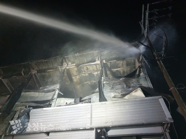 대전 대덕구 대화동 소재 금속공장에서 불이 나 소방당국이 진화작업을 하고 있다.