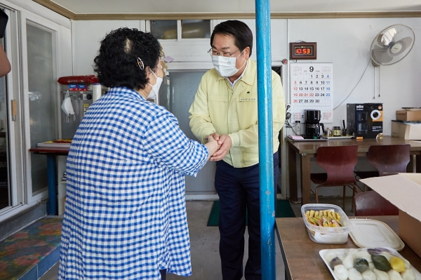 실옥동 독거 어르신을 방문 인사하는 장면