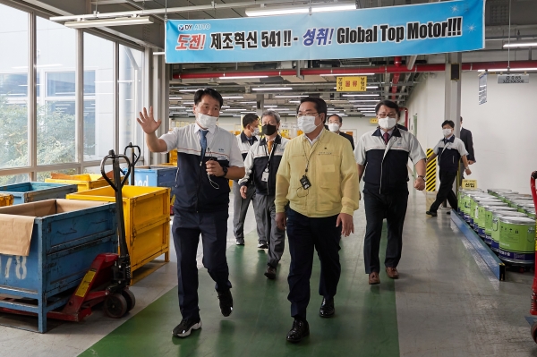 디와이오토(주) 관계자와 공장 현장견학 장면