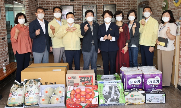 당진시의회가 사회복지시설 두리마을을 찾아 생필품을 전달했다.