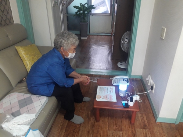 스마트홈 AI 기기를 사용하고 있는 모습