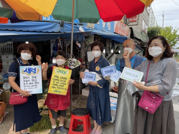 정림동 도시재생사업으로 양성한 ‘수밋들 손 멋 글씨’에서 추석을 맞아 정림동 상점에 캘리그라피로 만든 메뉴판 등 전달