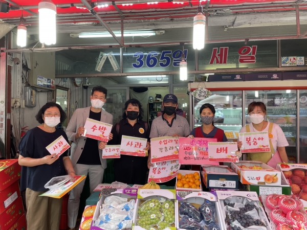 정림동 도시재생사업으로 양성한 ‘수밋들 손 멋 글씨’에서 추석을 맞아 정림동 상점에 캘리그라피로 만든 메뉴판 등 전달