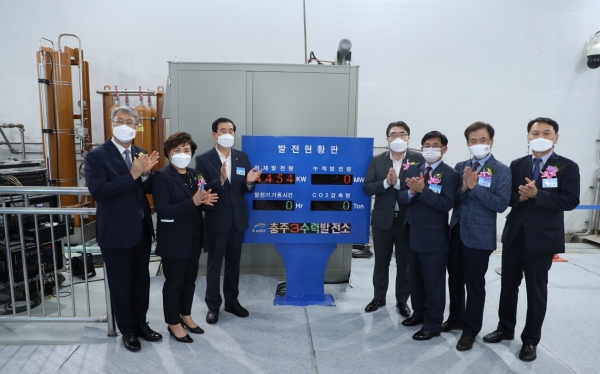 16일 충주조정지댐 소수력발전소에서 열린 ‘충주 3수력 발전소 건설사업’ 준공식 참석자들이 상업발전 개시를 기념하며 기념촬영을 하고 있다(왼쪽부터 시계방향으로, 박재현 한국수자원공사 사장, 천명숙 충주시의회 의장, 조길형 충주시장, 성일홍 충북도 경제부지사, 임승목 이종배 의원실 보좌관, 김영우 한국수자원공사 충추권사업단장, 문경훈 한국수자원공사 충주권지사장).