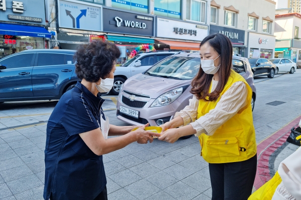 지난 16일 서산공용버스터미널 인근에서 자율점검표 배부 등 자율점검 확산운동 하는 모습