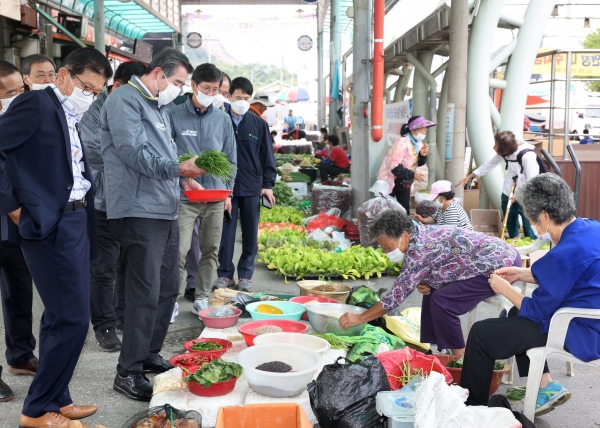 김동일 보령시장, 추석 명절 앞두고 전통시장 방문해 상인 격려