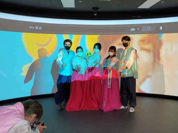 한밭대학교 국제교류관 VR스튜디오에서 외국인 유학생들이 한복을 입고 기념촬영 모습