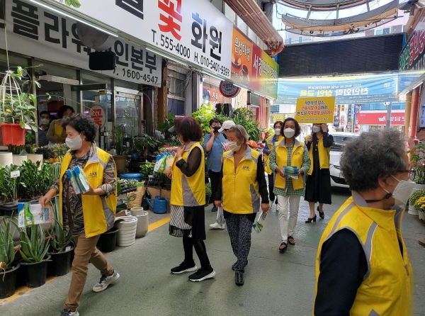 지난 10일 천안중앙시장 일원에서 소비자교육중앙회 천안시지회 회원과 시 관계자들이 추석맞이 물가안정 캠페인