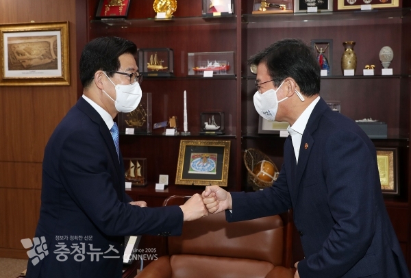 양승조 충남지사가 17일 문성혁 해수부장관을 만났다.