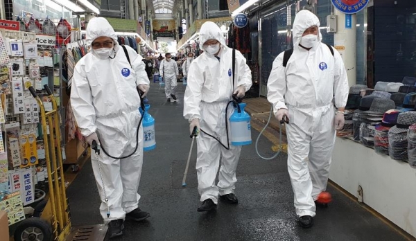 17일 중앙시장에서 대전도시철도공사 김경철 사장(사진 가운데), 김중철 노조      위원장(사진 왼쪽), 박황순 중앙시장활성화구역상인회 회장(사진 오른쪽)이      코로나19 방역 실시