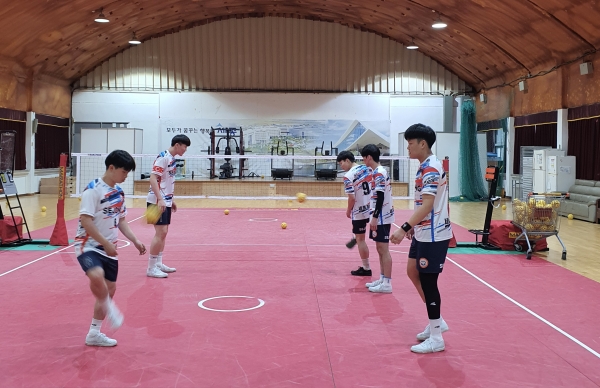 학교에서 훈련중인 선수들