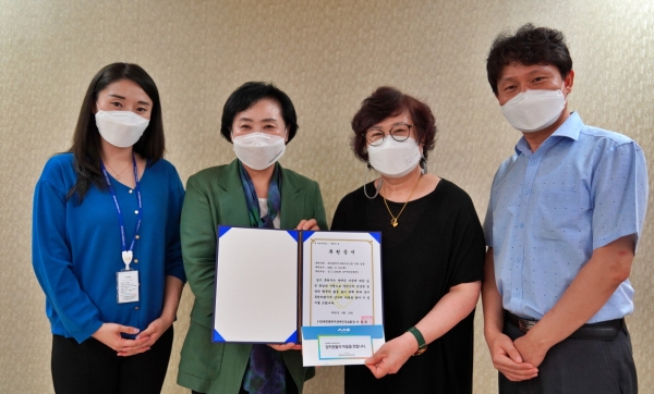 지난 16일 대전시사회서비스원은 대전시 중구 대흥동에 위치한 대전광역시 장애인부모회에 온누리상품권 전달.(왼쪽부터 대전시사회서비스원 임직원 대표로 참여한 맹수현 대리, 유미 대표이사, 대전광역시 장애인부모회 이선옥 회장, 박영기 사무처장)