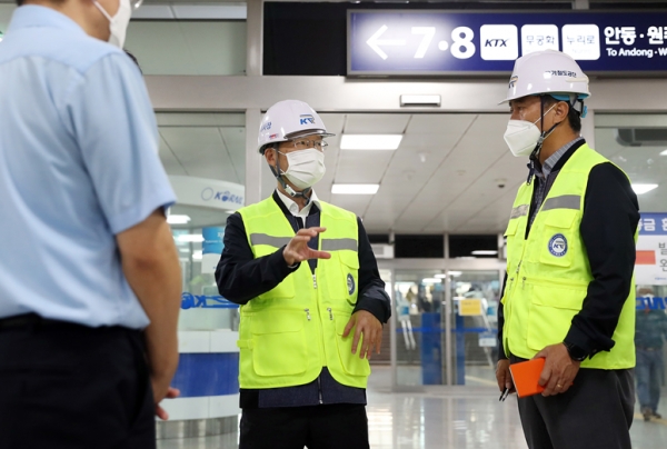 김한영 국가철도공단 이사장이 17일 국가안전대진단 현장 점검을 하고 있다.