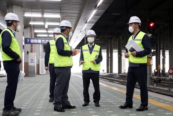 김한영 국가철도공단 이사장(왼쪽 4번째)이 17일 국가안전대진단 현장 점검을 하고 있다.