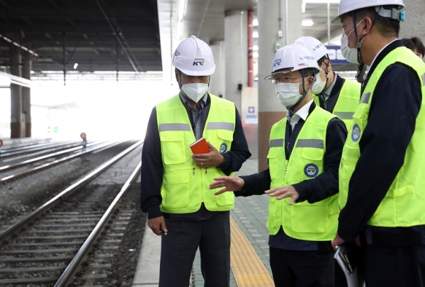 김한영 국가철도공단 이사장(왼쪽 2번째)이 17일 국가안전대진단 현장 점검을 하고 있다.