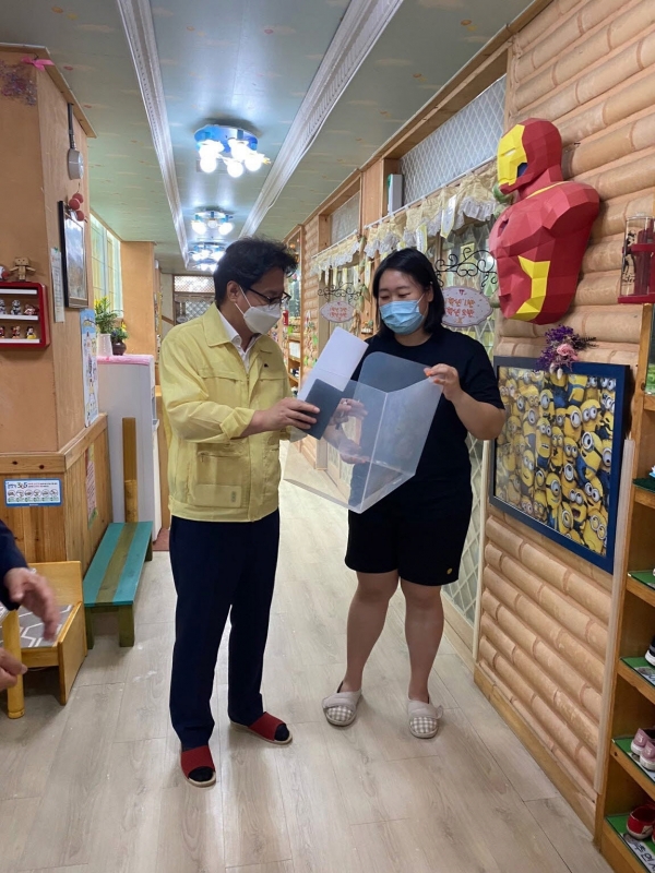 선우문 시 복지문화국장 어린이집 특별 방역 점검 장면
