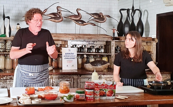 김치 레시피 챌린지 우승자와 셀럽의 라이브 쿠킹쇼 * 미슐랭 스타셰프 마르코 피에르 화이트(좌측)