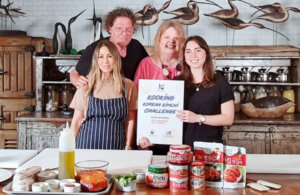 김치 레시피 챌린지 우승자와 셀럽의 라이브 쿠킹쇼 * 미슐랭 스타셰프 마르코 피에르 화이트(뒷줄 좌측), 레이첼 스티븐스(앞줄 좌측)