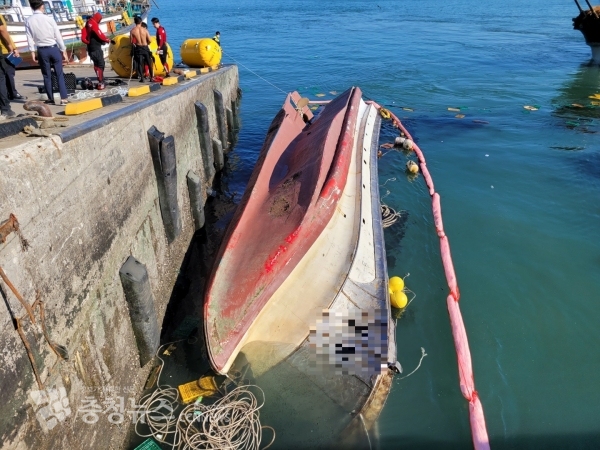 전복선박에 오일펜스 전장한 사진