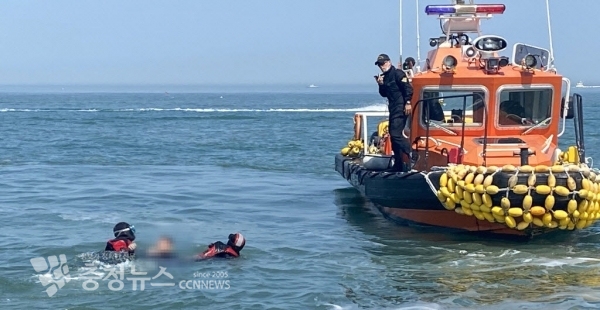 태안해경구조대 나종의 팀장이 구조정 현측에서 익수자 구조현장을 지휘, 보고하고 있다.  사진=태안해양경찰서 제공