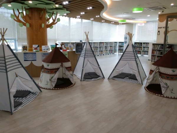 청수도서관 내 설치된 인디언 텐트 모습