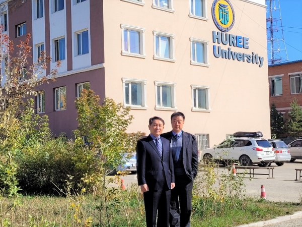 몽골 후레정보통신대학 건물 앞에서 이재복·김광호 교수가 기념사진을 촬영하는 모습.