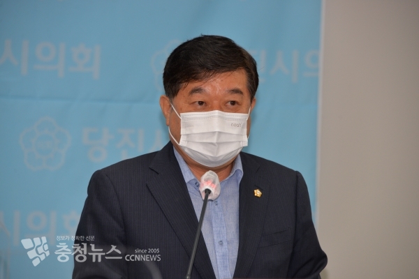 기자회견 하는 최창용 당진시의회 의장